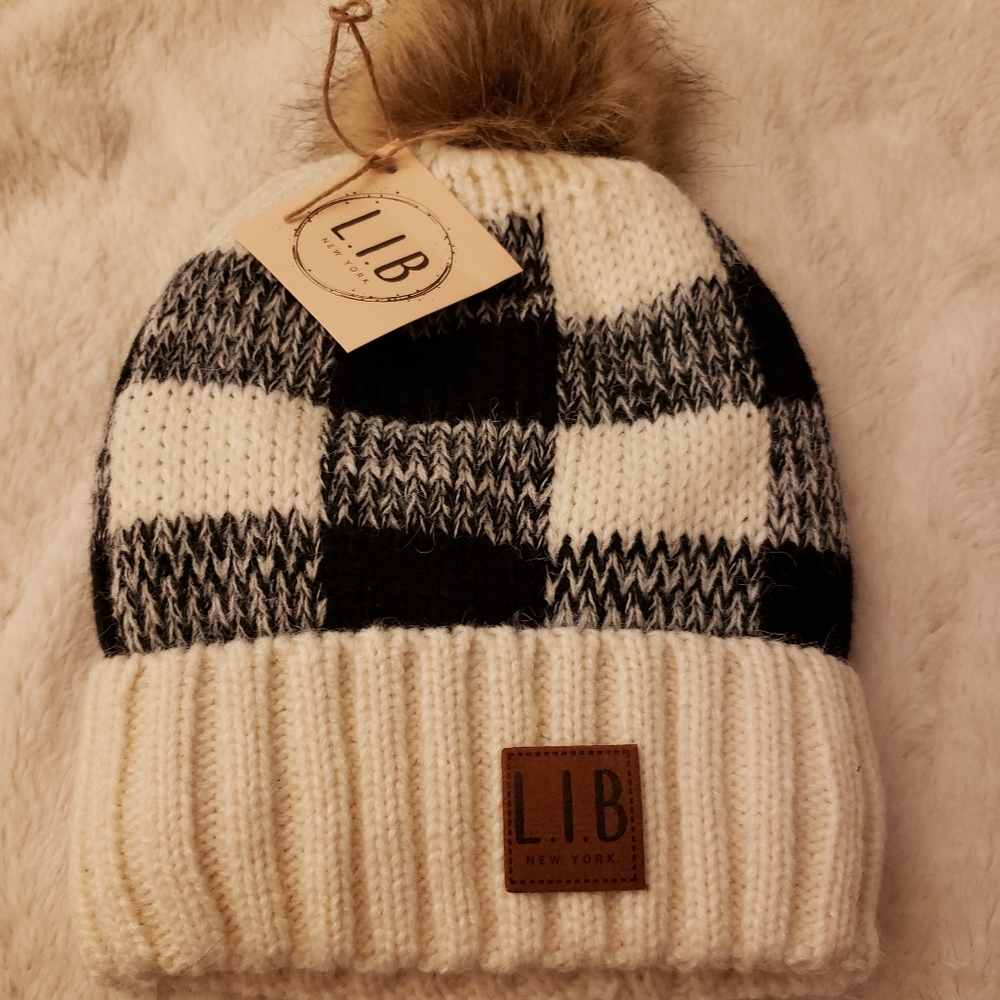 NWT fur lined pom-pom hat